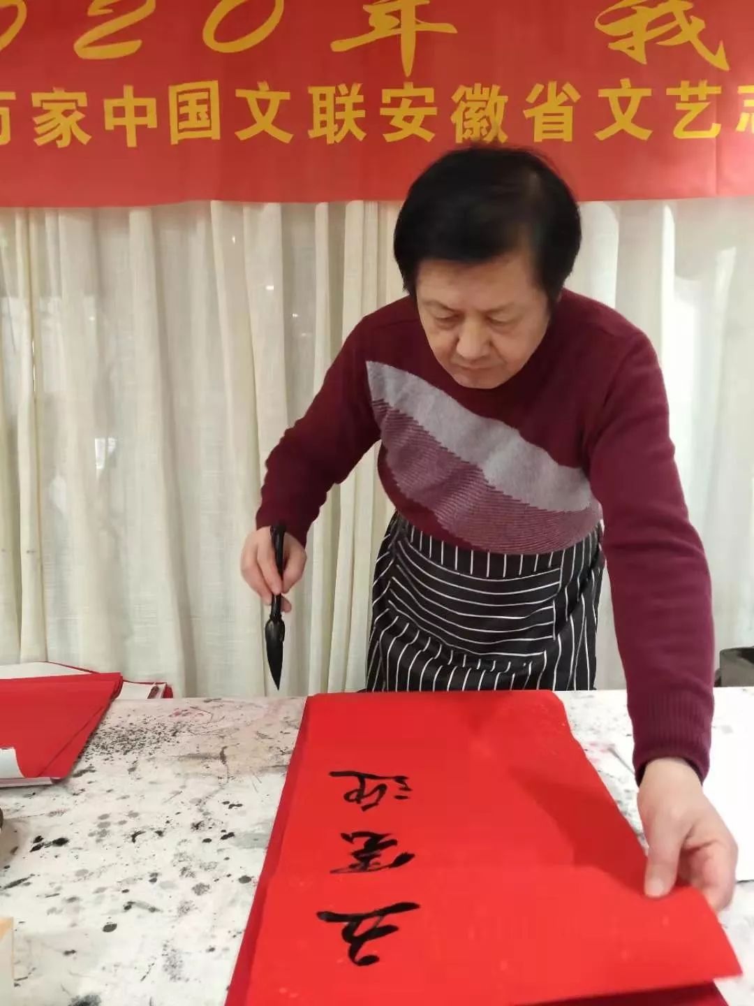 安徽省书协文艺志愿服务分队走进阜南、利辛、萧县开展"送文化年货"活动。(图14)