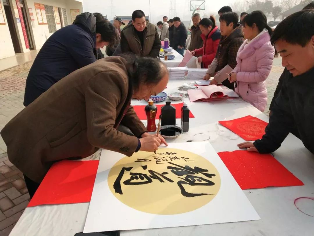 安徽省书协文艺志愿服务分队走进阜南、利辛、萧县开展"送文化年货"活动。(图24)