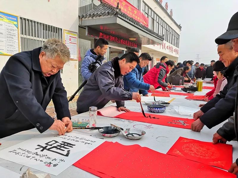 安徽省书协文艺志愿服务分队走进阜南、利辛、萧县开展"送文化年货"活动。(图27)