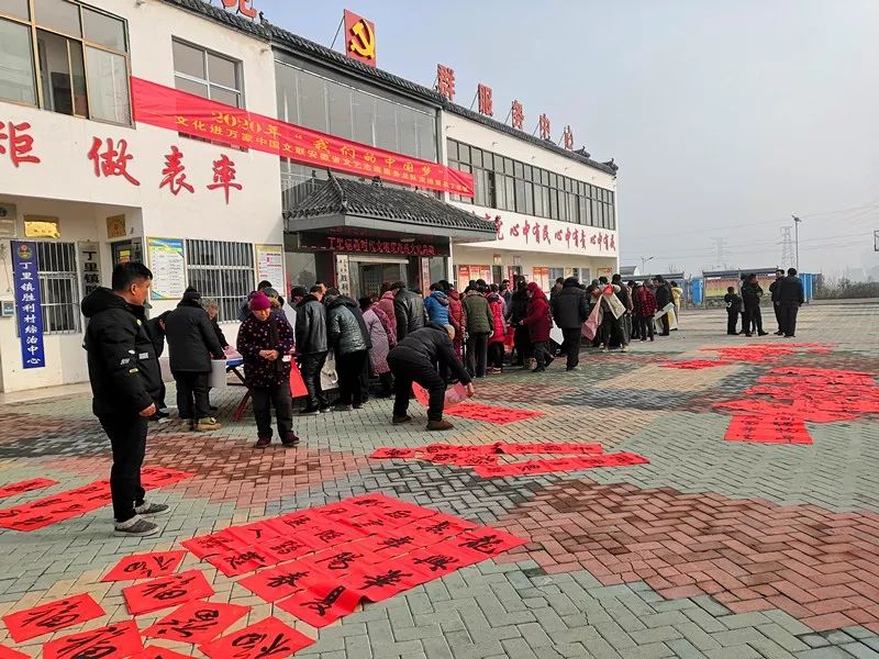 安徽省书协文艺志愿服务分队走进阜南、利辛、萧县开展"送文化年货"活动。(图3)