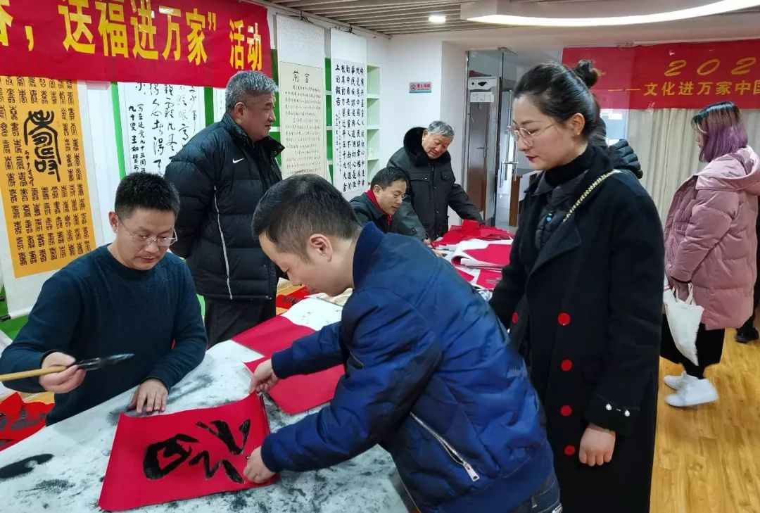 安徽省书协文艺志愿服务分队走进阜南、利辛、萧县开展"送文化年货"活动。(图11)