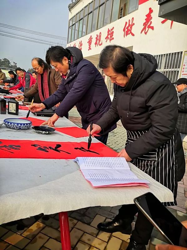 安徽省书协文艺志愿服务分队走进阜南、利辛、萧县开展"送文化年货"活动。(图27)
