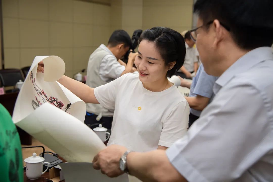 铜陵市援鄂抗疫医务工作者获赠书画作品 何颖一行参加赠送活动并开展调研(图5)