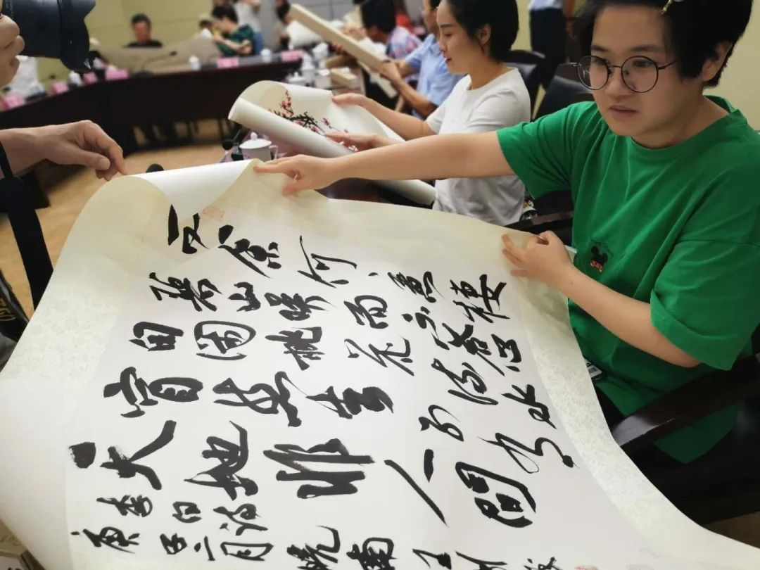 铜陵市援鄂抗疫医务工作者获赠书画作品 何颖一行参加赠送活动并开展调研(图7)